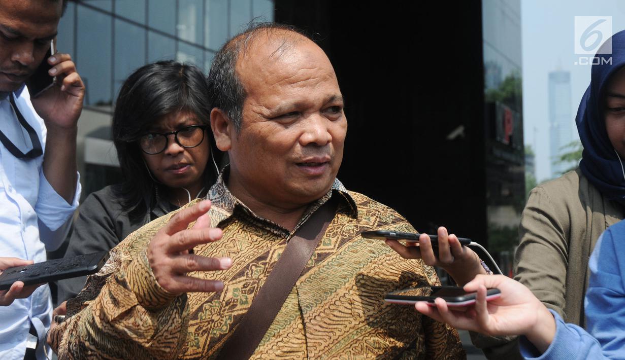 Mantan Ketua Pusat Pelaporan dan Analisis Transaksi Keuangan (PPATK) Yunus Husein menjawab pertanyaan wartawan usai menjadi pembicara internal pegawai KPK di gedung KPK, Jakarta, Senin (30/4).  (Merdeka.com/Dwi Narwoko)