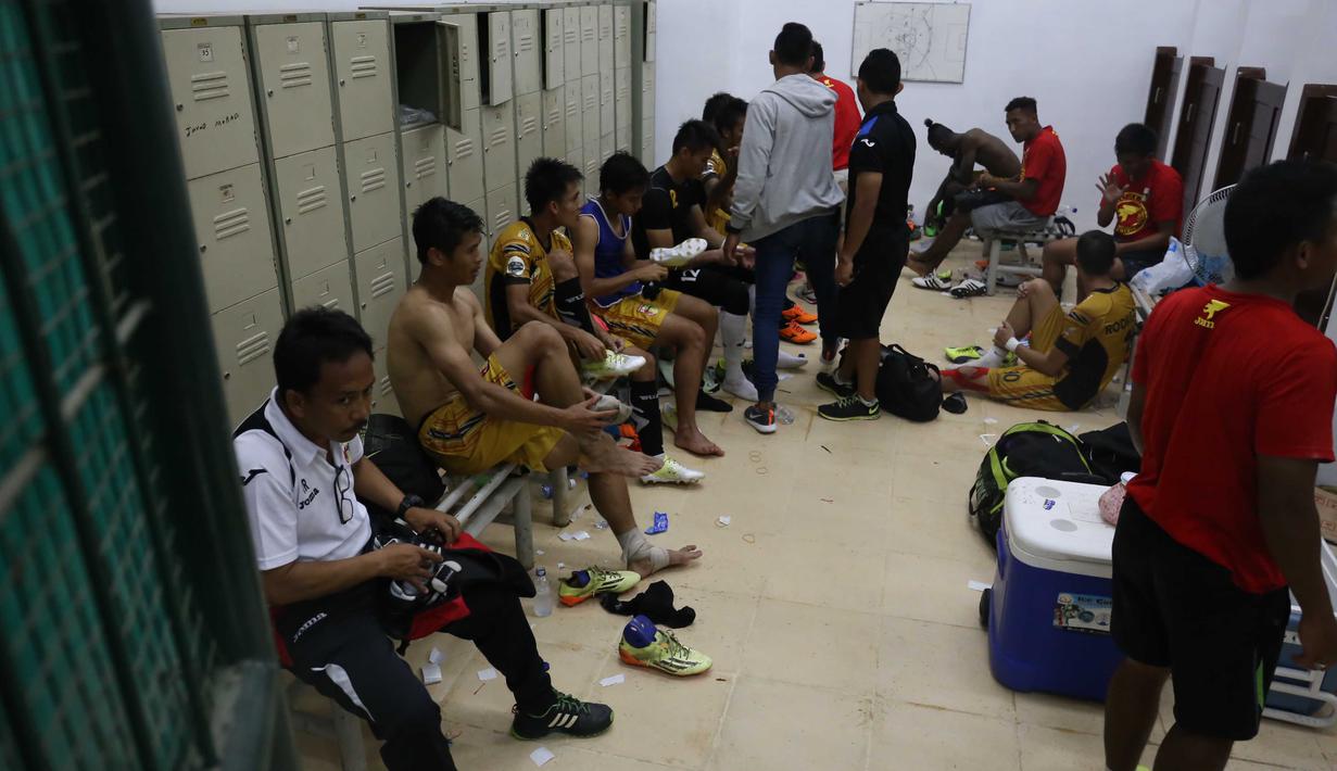 Para Pemain Mitra Kukar saat mengganti pakaian usai bertanding melawan Persija Jakarta pada Laga Piala Jenderal Sudirman grup D di Stadion Manahan, Solo, Sabtu (12/12/2015). (Bola.com/Nicklas Hanoatubun)
