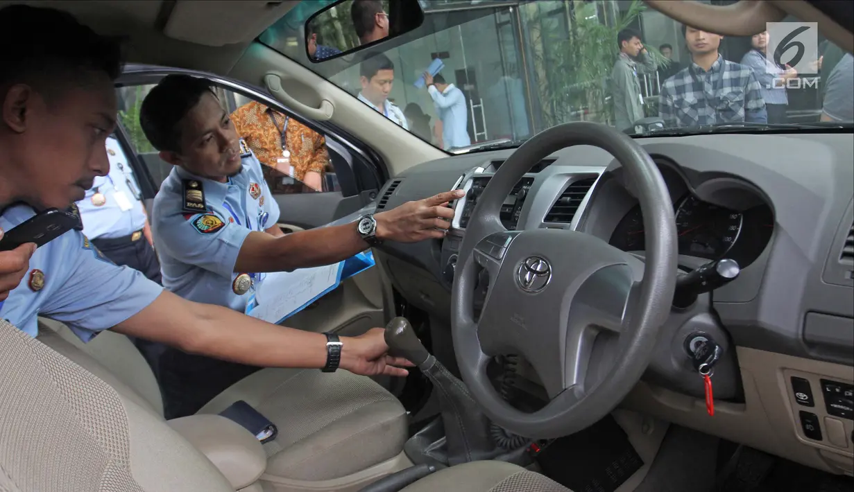 Pengecekan mobil sitaan di Gedung Komisi Pemberantasan Korupsi (KPK), Jakarta, Selasa (30/1). Sebelumnya, barang tersebut milik mantan Kakorlantas Polri Irjen (purn) Djoko Susilo dan mantan Kepala Bappebti Syahrul Raja. (Liputan6.com/Herman Zakharia)