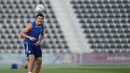 Bek Inggris Harry Maguire menyundul bola selama sesi latihan resmi jelang kontra Prancis pada perempat final Piala Dunia 2022, di Stadion Al Wakrah SC, selatan Doha, Jumat (9/12/2022). Inggris dan Prancis sudah pernah dua kali bertarung di pentas Piala Dunia, yakni pada edisi 1966 dan 1982. (AP Photo/Abbie Parr)