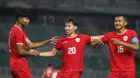 Selebrasi pemain Timnas Indonesia U-19, Arlyansyah Abdulmanan (tengah) bersama rekannya, Arkhan kaka (kiri) dan Dony Tri Pamungkas setelah mencetak gol pertama timnya ke gawang Filipina U-19 pada laga Grup A Piala AFF U-19 2024 di Stadion Gelora Bung Tomo, Surabaya, Rabu (17/7/2024). (Bola.com/Aditya Wany)