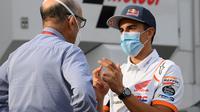 Marc Marquez berbincang dengan CEO Dorna, Carmelo Ezpeleta saat datang ke Sirkuit Catalunya, Barcelona, September 2020 lalu. (LLUIS GENE / AFP)