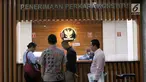 Pengemudi taksi online menyerahkan permohonan uji materi UU Lalu Lintas dan Angkutan Jalan ke Mahkamah Konstitusi (MK), Jakarta, Rabu (14/3). Mereka meminta MK mengkaji Pasal 106 Ayat (1) dan Pasal 283 UU No. 22 Tahun 2009. (Liputan6.com/Angga Yuniar)
