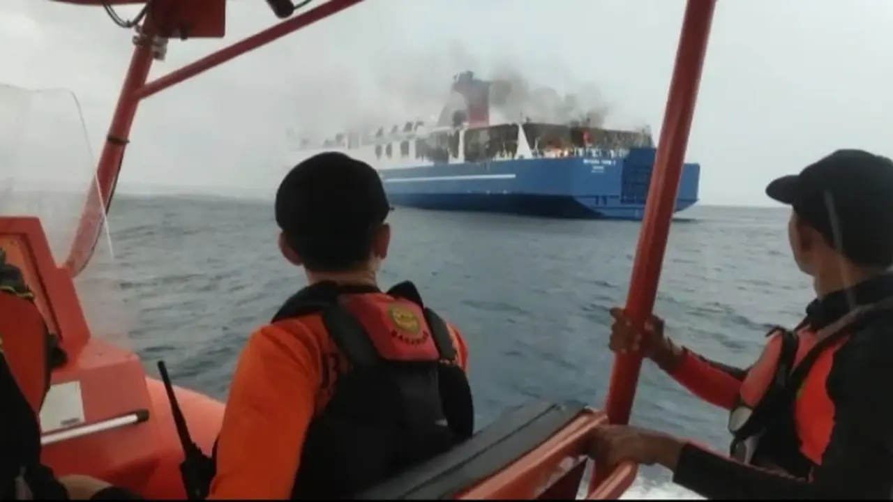 KMP Mutiara Timur 1 terbakar di perairan Selat Bali (Istimewa)