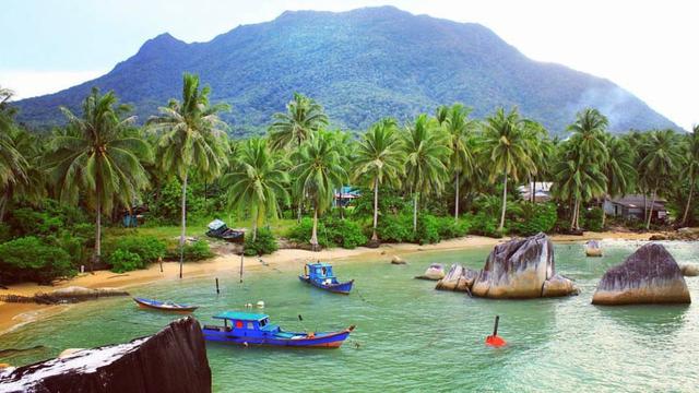 Gunung Ranai di Natuna dengan kawasan sekitarnya