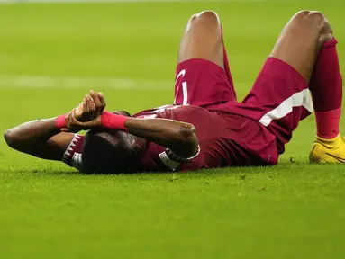 Bek Qatar, Ismail Mohamad terbaring setelah timnya kalah 1-3 dari Senegal dalam pertandingan grup A Piala Dunia di Stadion Al Thumama di Doha, Qatar, Jumat, 25 November 2022. Qatar gagal bicara banyak di Piala Dunia 2022. Di tengah badai protes penunjukkan sebagai penyelenggara, mereka juga urung mencatat prestasi di lapangan. (AP Photo/Petr Josek)