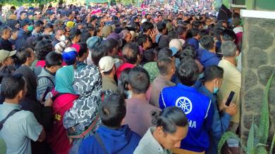 <p>Pengobatan alternatif Ida Dayak di area Kostrad Cilodong, Depok, Senin (3/4/2023), dipadati warga yang ingin mendapatkan kesembuhan. (Liputan6.com/ Dok Ist @Mas_p4rjo)</p>