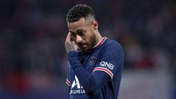 Meski telah terlbat dalam dua gol PSG saat melawan Real Madrid di babak 16 besar Liga Champions, Neymar tetap menjadi bahan cemoohan oleh fans Les Parisiens. Hal tersebut terjadi saat PSG menang 3-0 saat melawan Bordeaux di Ligue1. (AFP/Ronny Hartmann)
