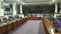 Rapat Dengar Pendapat DPRD Kota Cirebon mencari solusi ditengah hancurnya situs Sultan ke V Keraton Kasepuhan Pangeran Matangaji. Foto (Liputan6.com / Panji Prayitno)