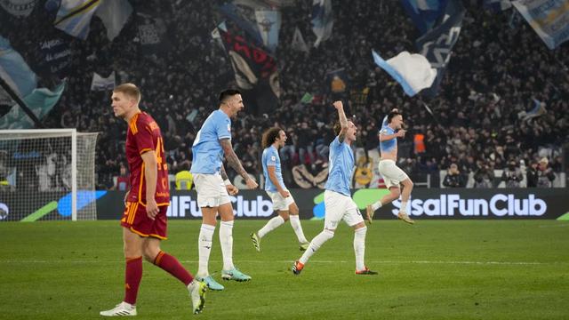 Foto: Panasnya Duel Lazio vs AS Roma di Coppa Italia, 3 Kartu Merah Hingga Ribut Antar Pemain dan Suporter