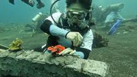 Founder 30x30 Indonesia,&nbsp;Brigitta Gunawan, turut serta dalam kegiatan transplantasi terumbu karang di lepas Pantai Tulamben, Bali, yang diinsiasi UNIQLO Indonesia. (dok. Instagram @tata_andrea28/https://www.instagram.com/p/CuDtaKipGTR/)