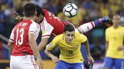 Philippe Coutinho (kanan) berebut bola dengan para pemain Paraguay pada laga Kualifikasi Piala Dunia 2018 zona Conmebol di Arena Corinthians Stadium,  Sao Paulo, Brasil, Selasa (28/3/2017). Brasil menang 3-0. (AP/Andre Penner)