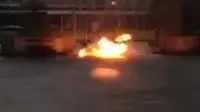 Wanita Vietnam membakar diri di depan landmark Reunification Palace. (YouTube)