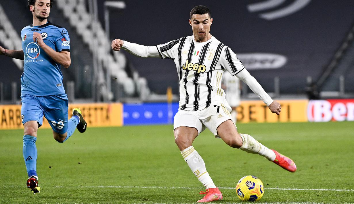 Striker Juventus, Cristiano Ronaldo, melepaskan tendangan saat melawan Spezia pada laga Liga Italia di Stadion Allianz, Selasa (2/3/2021). Juventus menang telak 3-0. (Marco Alpozzi/LaPresse via AP)