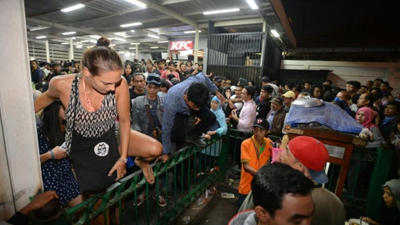 Imbas tabrakan kereta, ribuan penumpang menumpuk di Manggarai