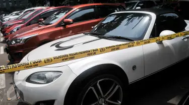 Mobil sport Mazda MX-5 hasil penyitaan barang dari kasus dugaan penipuan, penggelapan dan TPPU Pandawa Group di Polda Metro, Jakarta, Kamis (9/3). Polda Metro Jaya menyita 22 unit mobil, 20 unit motor bos Pandawa Group. (Liputan6.com/Yoppy Renato)