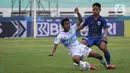 Penyerang Persela Lamongan M. Revan Joni Nurianto berebut bola dengan gelandang PSIS Semarang Eka Febri Yogi Setiawan dalam laga pekan pertama BRI Liga 1 2021/2022 di Stadion Wibawa Mukti, Sabtu (4/9/2021). PSIS menang dramatis 1-0 atas Persela berkat gol di menit akhir (Bola.com/Bagaskara Lazuardi