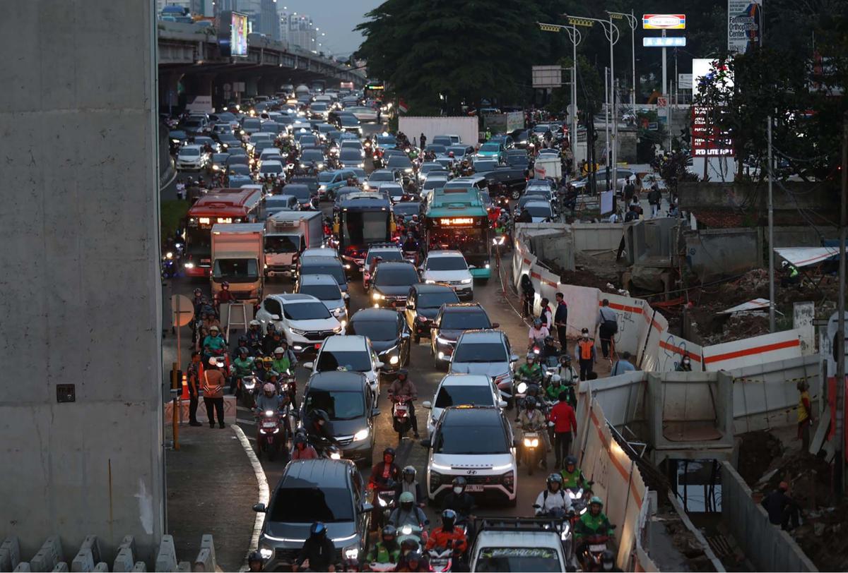FOTO: Macet Horor di TB Simatupang, Gubernur DKI Ultimatum Proyek Galian Rampung Oktober