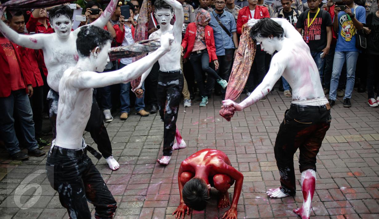Aksi teaterikal diperagakan oleh sejumlah orang dari GMNI saat aksi di depan Kantor PT. Freeport Indonesia, Jakarta, Jumat (24/2). Mereka menganggap keberadaan Freeport hanya menjadikan Indonesia sapi perahan. (Liputan6.com/Faizal Fanani)