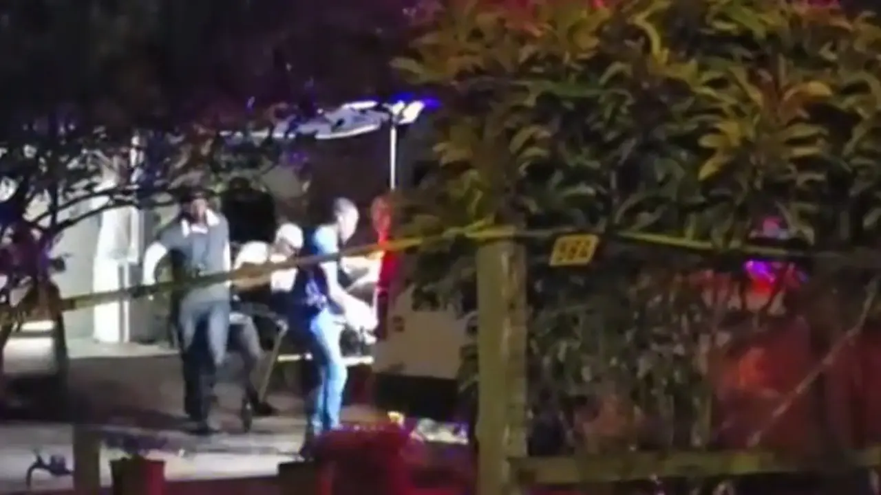 Potongan video yang menunjukkan petugas medis mengangkut korban serangan pisau di Suriname pada Minggu (28/12/2025).