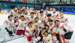 Timnas Hoki Es Indonesia berhasil meraih medali emas SEA Games 2025 setelah mengalahkan Thailand dengan skor 3-2 pada partai final di Thailand International Ice Hockey Arena, Bangkok, Jumat (19/12/2025) malam WIB. (dok. Federasi Hoki Es Indonesia)