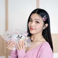 Tampil manis dengan gaya rambut berhias jepit, Pesona Elsa Japasal semakin memikat.