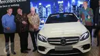 Menperin Airlangga Hartanto serta Dirjen Industri Logam, Mesin, Alat Transpirtasi, dan Elektronika I Gusti Putu Suryawirawan, Presiden & CEO MBDI Roelof Lamberts saat menghadiri peluncuran Mercedes-Benz E-Class, Bogor, Selasa (24/1). (Liputan6.com)