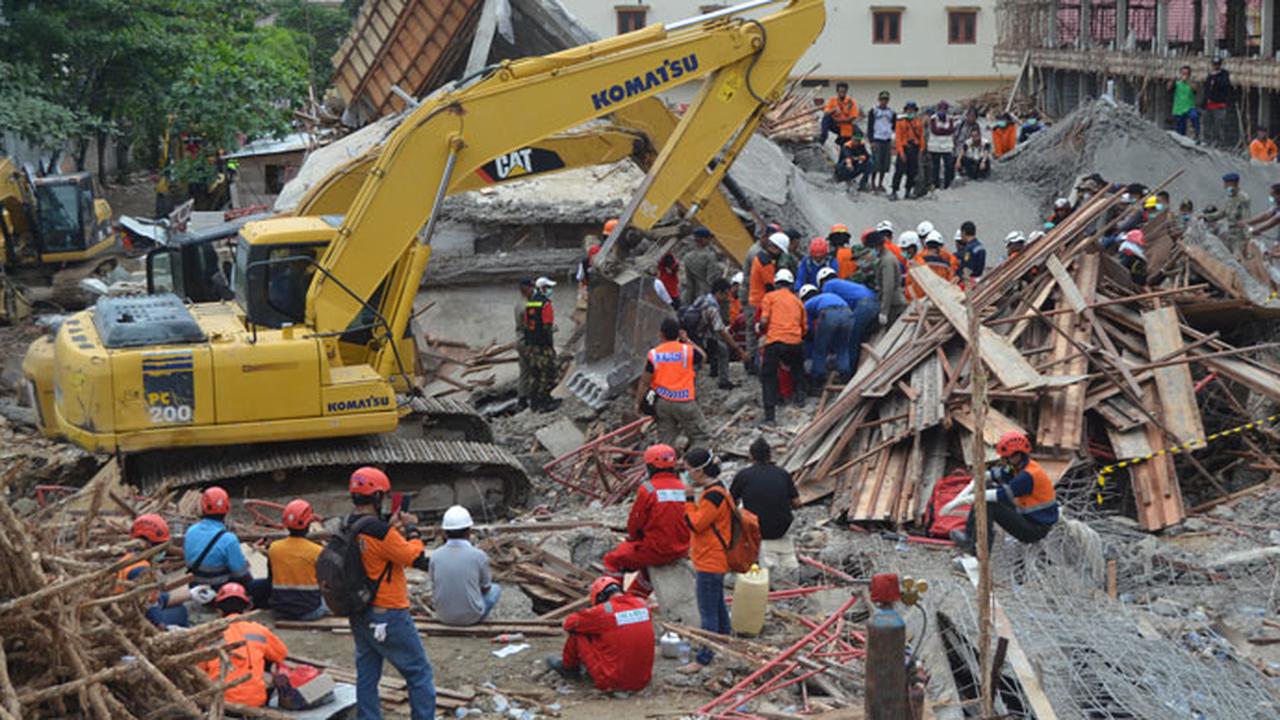 bangunan-runtuh-lip-pagi-150617