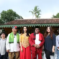 Film Si Doel The Movie bercerita kelanjutan kisah cinta segitiga antara Rano Karno, Cornelia Agatha, dan Maudy Koesnadi. Selain di Jakarta, pengambilan gambarnya juga dilakukan di Amsterdam, Belanda sejak tahun lalu. (Bambang E Ros/Bintang.com)