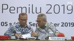 Ketua KPU RI, Arief Budiman (kanan) bersama komisioner KPU, Hasyim Asy’ari saat rapat pleno rekapitulasi DPT tingkat nasional di Jakarta, Rabu (5/9). Rapat pleno dihadiri perwakilan partai politik peserta Pemilu 2019. (Liputan6.com/Helmi Fithriansyah)