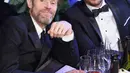 Aktor Willem Dafoe berpose bersama James Franco saat menghadiri acara penghargaan Screen Actors Guild (SAG) Awards di Los Angeles, Minggu (21/1). Franco masih tersandung tudingan pelecehan seksual, namun tetap datang ke SAG Awards (Christopher Polk/AFP)