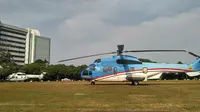 Panser TNI Angkatan Darat juga tersebar di beberapa titik, bahkan dua berwarna putih dan biru helikopter milik TNI Angkatan Udara telah disiagakan di depan lapangan Gedung Nusantara I Gedung DPR. (Liputan6.com/Ika Defianti)