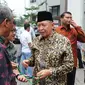 Mantan Wapres Hamzah Haz menyambangi Gedung KPK, Jakarta, Kamis (2/4/2015). Mantan Ketum PPP itu menjenguk mantan Bupati Bangkalan Fuad Amin Imron di rutan KPK. (Liputan6.com/Herman Zakharia)