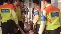 Pria Diduga ODGJ Diamankan Dinsos Jakarta Barat di Stasiun Duri