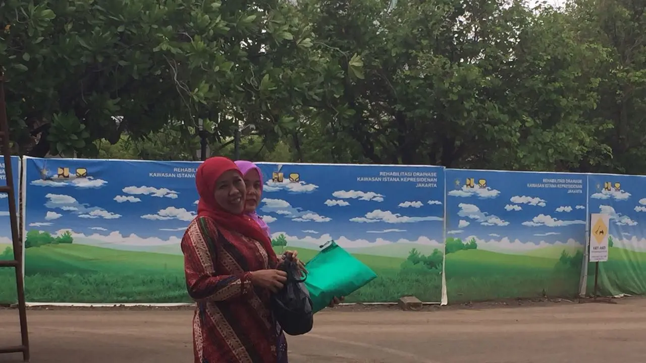 Senyum Semringah Khofifah Sebelum Bertemu Jokowi