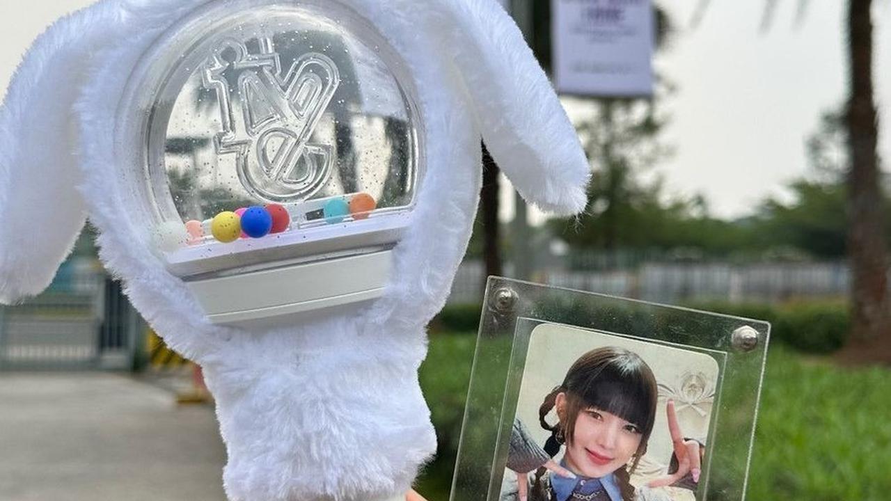 Sandy datang ke konser dengan membawa lightstick dan photocard biasnya, Rei. Fanboy sudah siap banget!<br><br>