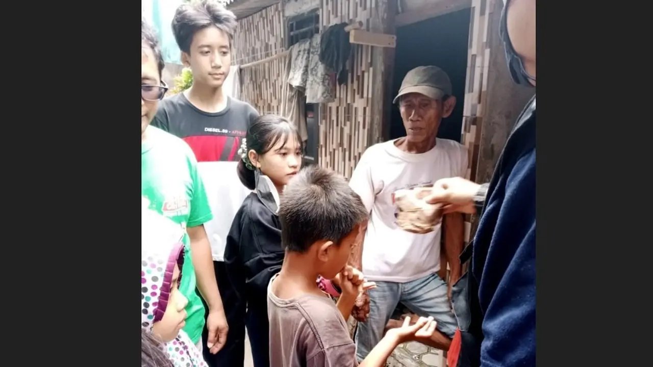 Relawan Witjaksono Foundation membagikan makanan untuk  warga Plumpang korban kebakaran depo Pertamina. (Istimewa)