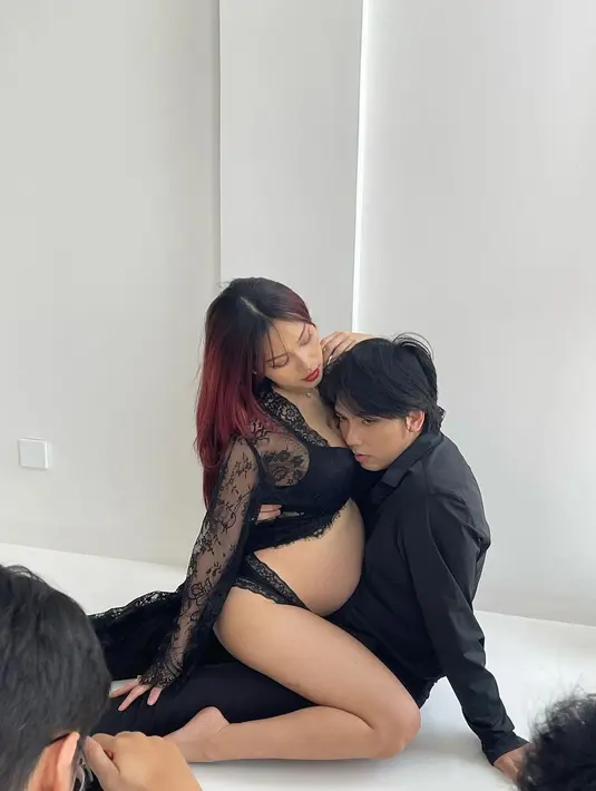 "“Zukorakki D. Getri”, anak pertama gua bisa lahir sehat normal tanpa induksi dan epidural, di tanggal ganteng 11/11/2023 dijam lumayan ganteng 19.39 dengan angka berat dan tinggi yg mayan ganteng juga 2.99kg, 49cm." sambung triarona. [Instagram/triarona]