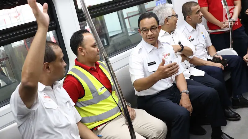 Anies Baswedan Uji Coba LRT Jakarta Bersama Warga di Rawamangun