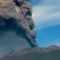 Kepulan awan panas Gunung Raung membumbung ke angkasa yang terlihat dari Kabupaten Bondowoso, Jatim, Minggu (12/7). Gunung Raung terus menunjukkan aktivitas vulkaniknya dan menyebabkan terjadi hujan abu tipis di sejumlah wilayah. (AFP PHOTO/WIDARSHA)