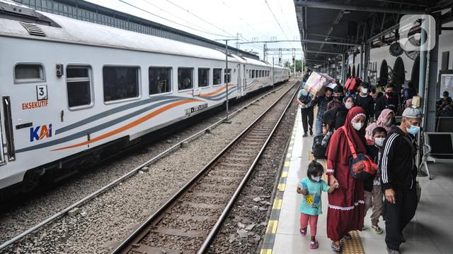 Hari Pertama Aturan Baru Naik KA Jarak Jauh