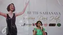 Ruth Sahanaya membawakan single terbarunya saat peluncuran "Simfoni Dari Hati", Jakarta, Senin (18/4). Album 30 tahun Ruth Sahanaya berkarya tersebut berisi 10 lagu diantaranya Rindu Yang Terakhir dan Simfoni Dari Hati. (Liputan6.com/Herman Zakharia)