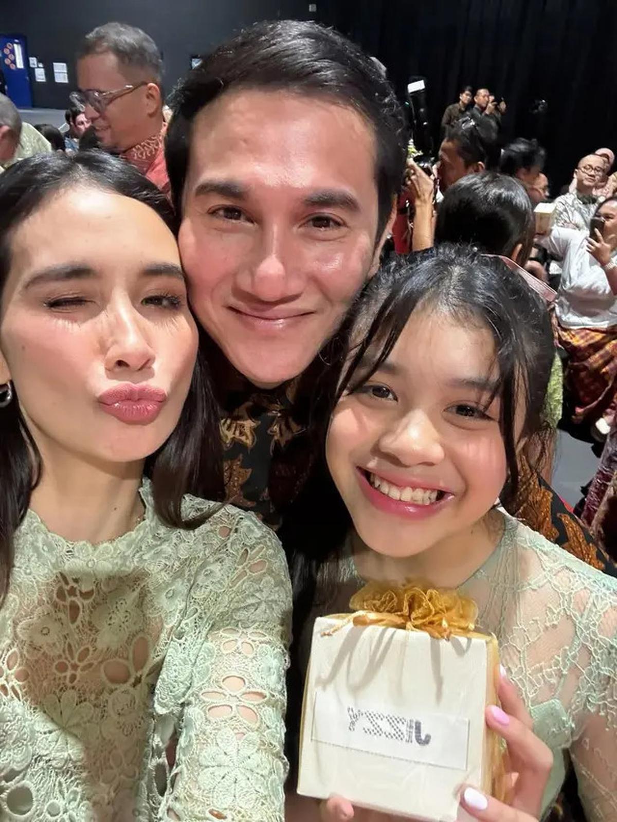 7 Potret Kelulusan Sekolah Jizzy Anak Vino Bastian, Penuh Kebahagiaan
