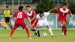 Muhammad Iqbal berusaha melewati pemain Filipina U-19 pada laga Piala AFF U-18 di Stadion Thuwunna, Myanmar, Kamis (7/9/2017). Iqbal mecetak dua gol untuk Indonesia. (Liputan6.com/Yoppy Renato)