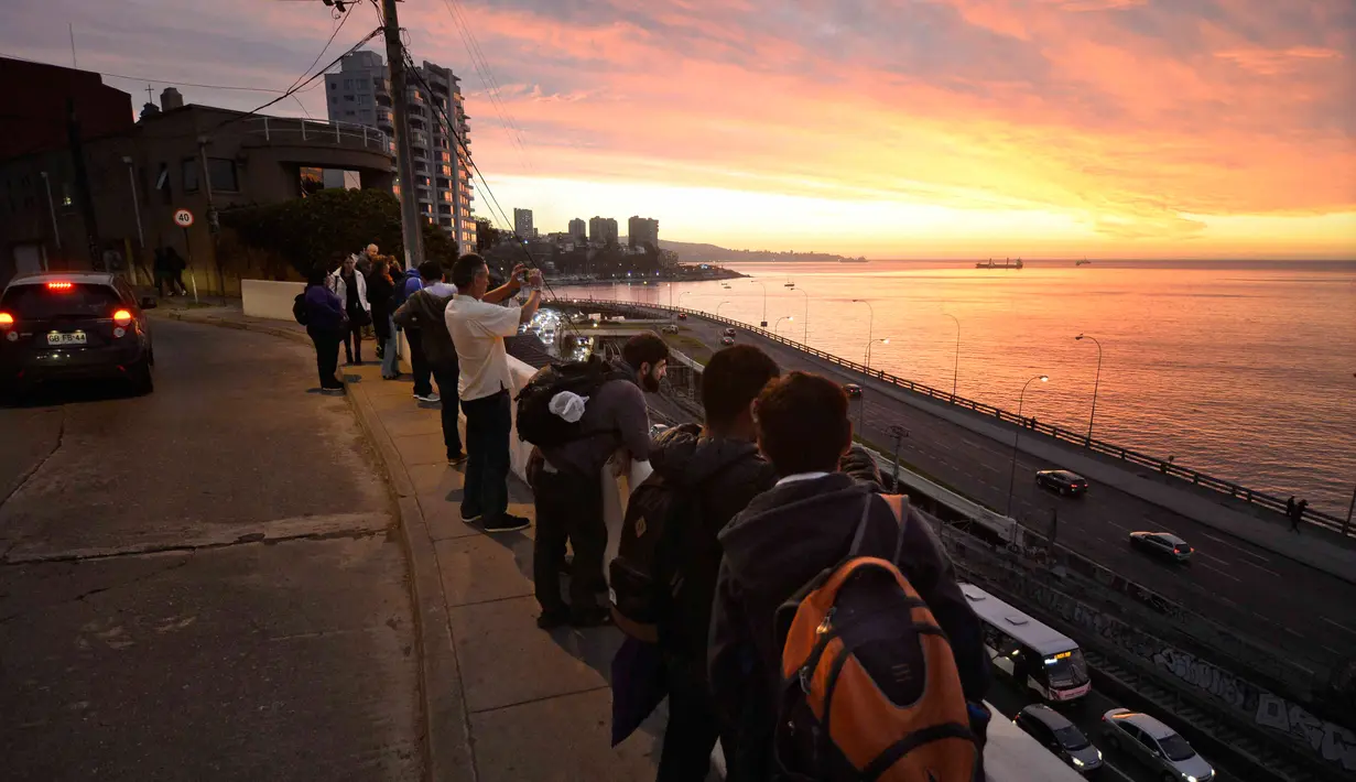 Sejumlah warga berkumpul di jalanan saat terjadi gempa di Vina del Mar, Chile (24/4). Pemerintah setempat mengeluarkan peringatan tsunami setelah gempa berkekuatan 7,1 SR tersebut. (AFP Photo/Francesco Degasperi)