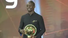 Penyerang Senegal Sadio Mane tersenyum setelah memenangkan penghargaan Pemain Pemain Terbaik Afrika 2019 selama CAF Awards di kota wisata Mesir, Hurghada (7/1/2020). Pemain Liverpool ini mengalahkan Mohamed Salah dan Riyad Mahrez. (AFP/Khaled Desouki)