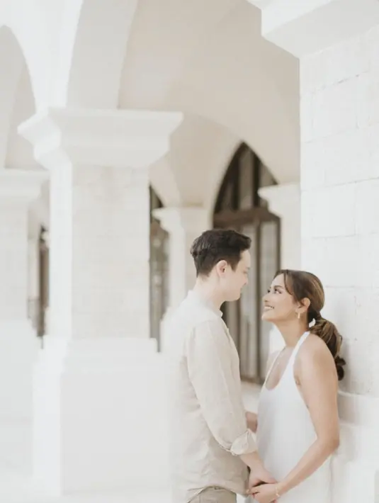 Keduanya terlihat kompak dalam balutan linen. Nuansa putih dan khaki menjadi warna natural yang tampak elegan saat dipakai. [Foto: Instagram/ AmandaKhairunnisa]