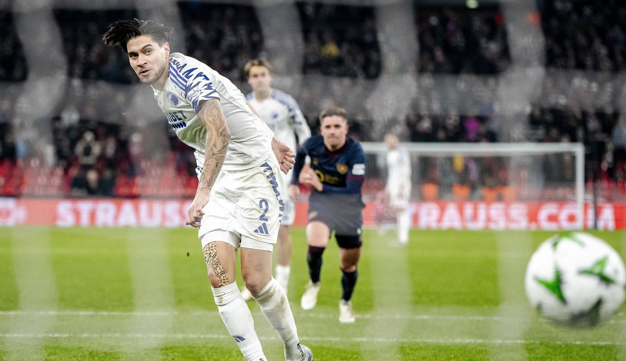 Pemain FC Copenhagen, Kevin Diks mencetak gol melalui tendangan penalti ke gawang Heart of Midlothian pada laga lanjutan UEFA Conference League 2024/2025 di Parken Stadium, Copenhagen, Denmark, Jumat (13/12/2024). (AP Photo/Ritzau Scanpix/Mads Clauss Rasmussen)