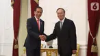 Presiden Joko Widodo atau Jokowi (kiri) bersalaman dengan Wakil Presiden China Wang Qishan saat menerima kunjungannya  di Istana Merdeka, Jakarta, Minggu (20/10/2019). Jokowi bertemu wakil presiden negara sahabat usai dilantik menjadi Presiden RI periode 2019-2024. (Liputan6.com/Angga Yuniar)