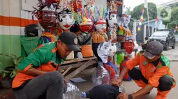 Ondel-ondel mini dibuat dari dua buah galon bekas. (Liputan6.com/Herman Zakharia)